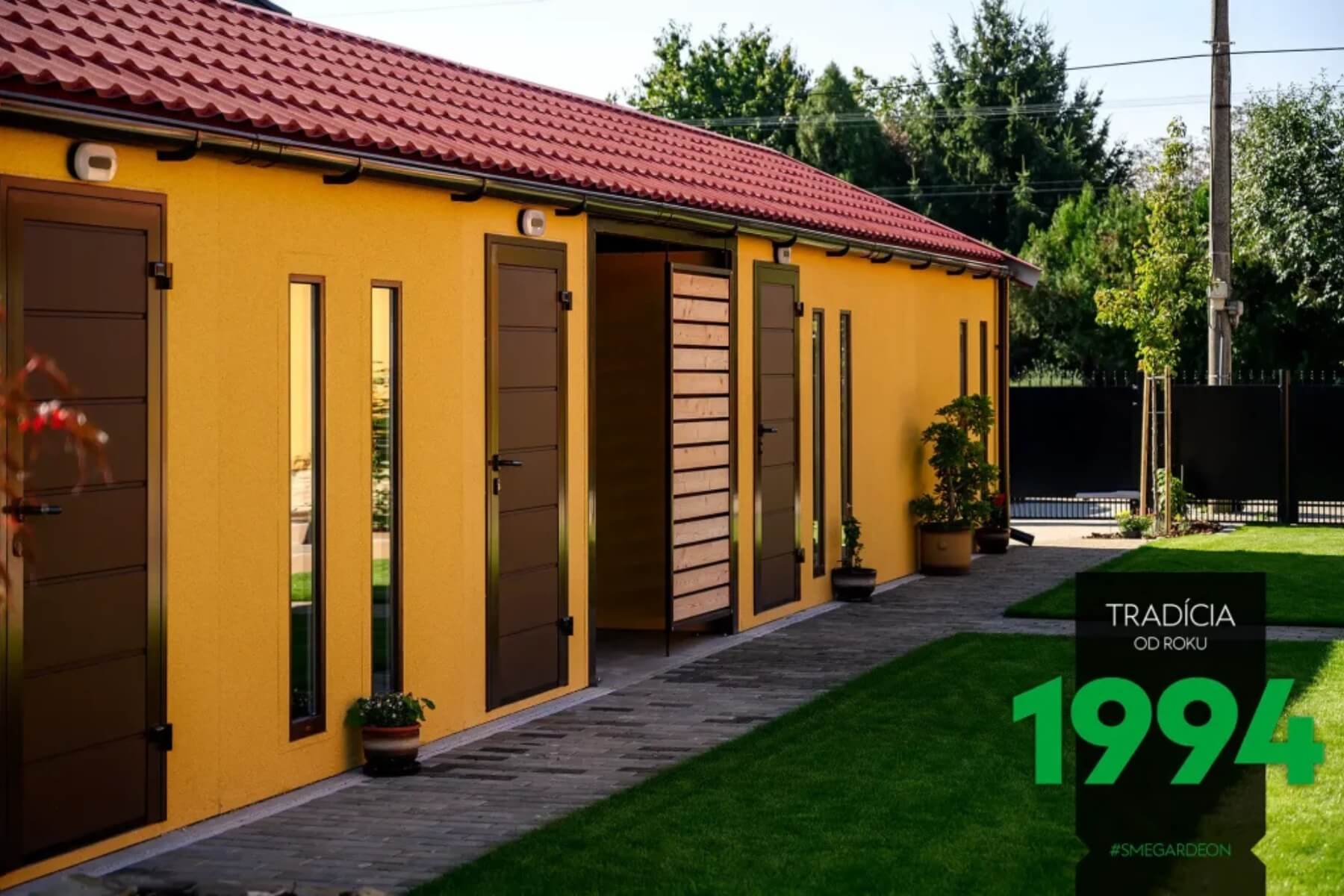 Atypická garáž s hnědými doplňky.