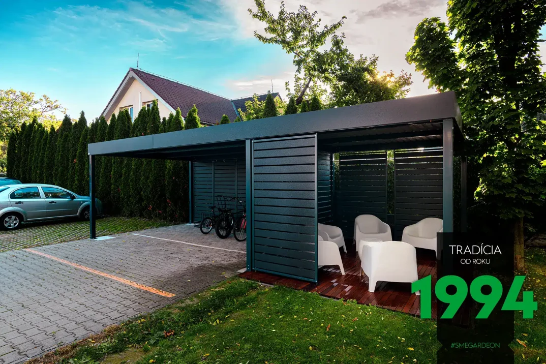 Pergola s kolami a stoličkami