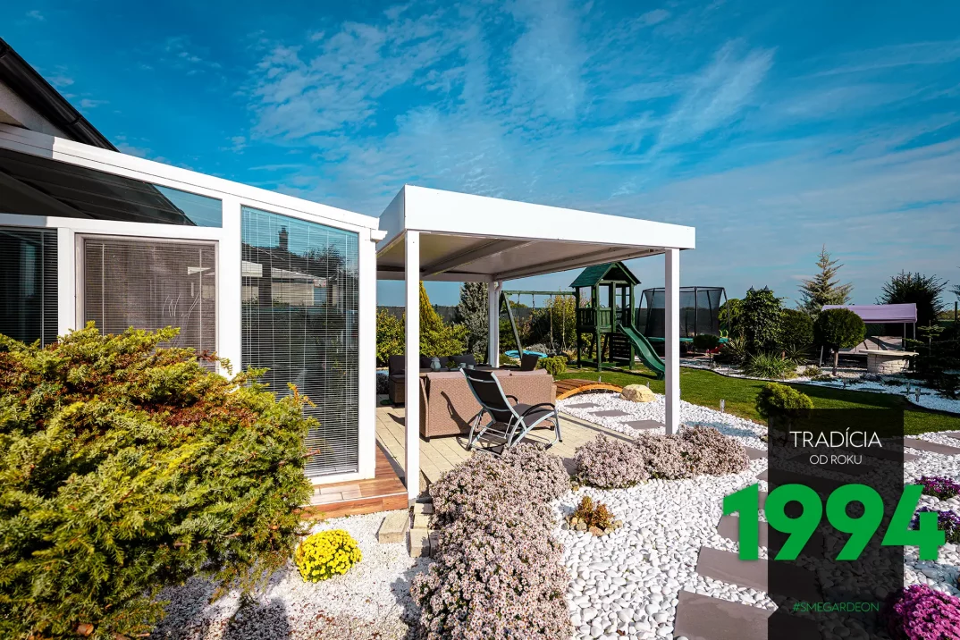 Bílá pergola GARDEON na zahradě
