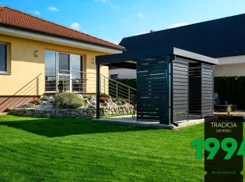 Pergola s kovovými výplněmi na zahradě