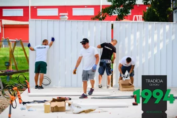 Montážnici montují panely