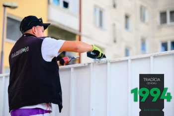 Montážnik montuje stavbu