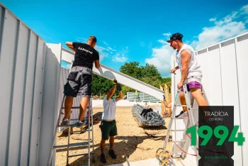 Montážníci na žebřících montují střešní panely