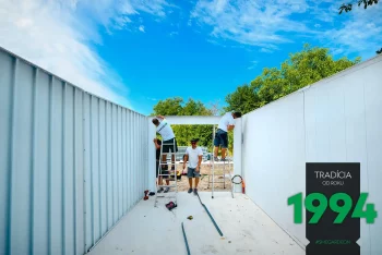 Montážníci montují střešní panely