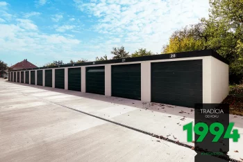 Řadové garáže v bílé omítce