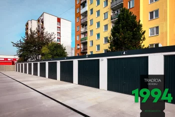 Řadové garáže s vraty v antracitu