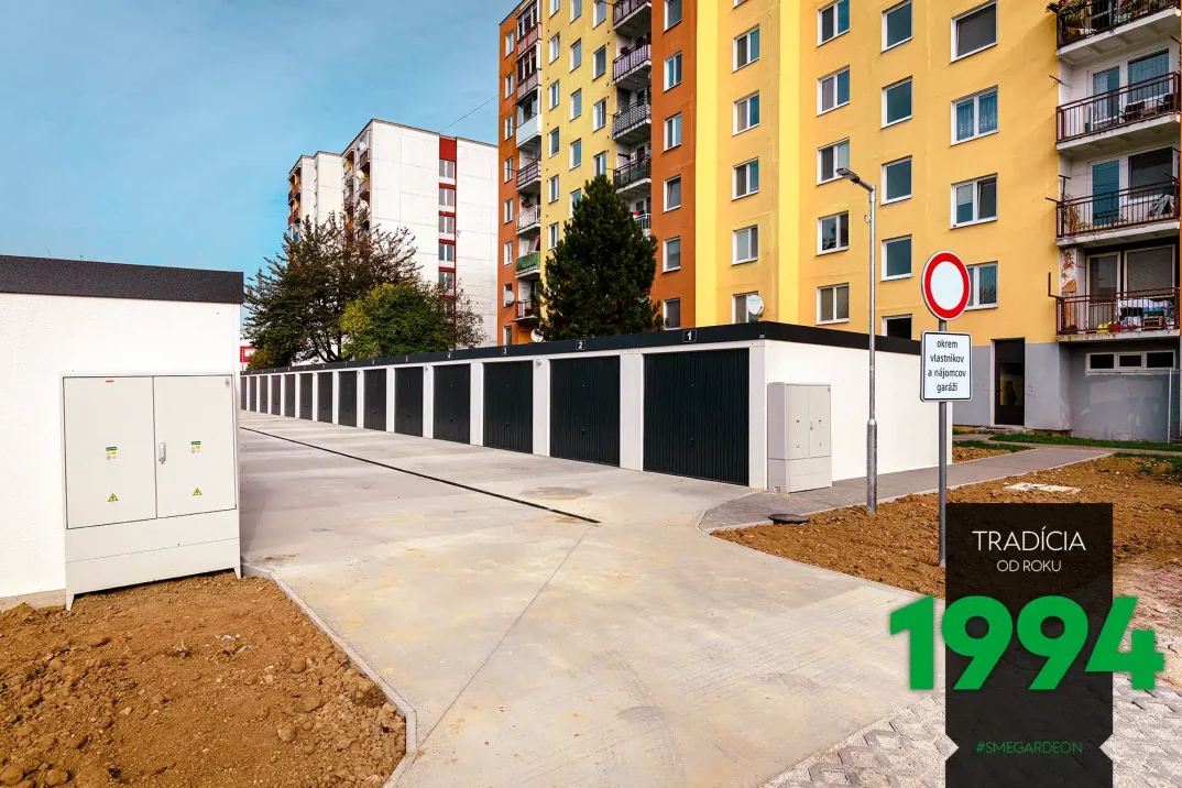Řadové garáže před panelákem