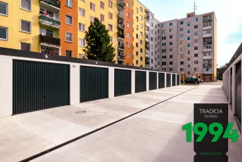 Řadové garáže před panelákem