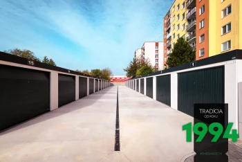 Řadové garáže naproti sobě