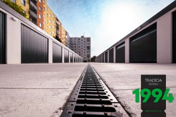 Řadové garáže naproti sobě na sídlišti