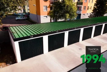 Řadové garáže se zelenou plechovou střechou