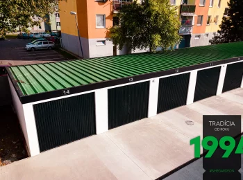 Řadové garáže se zelenou plechovou střechou