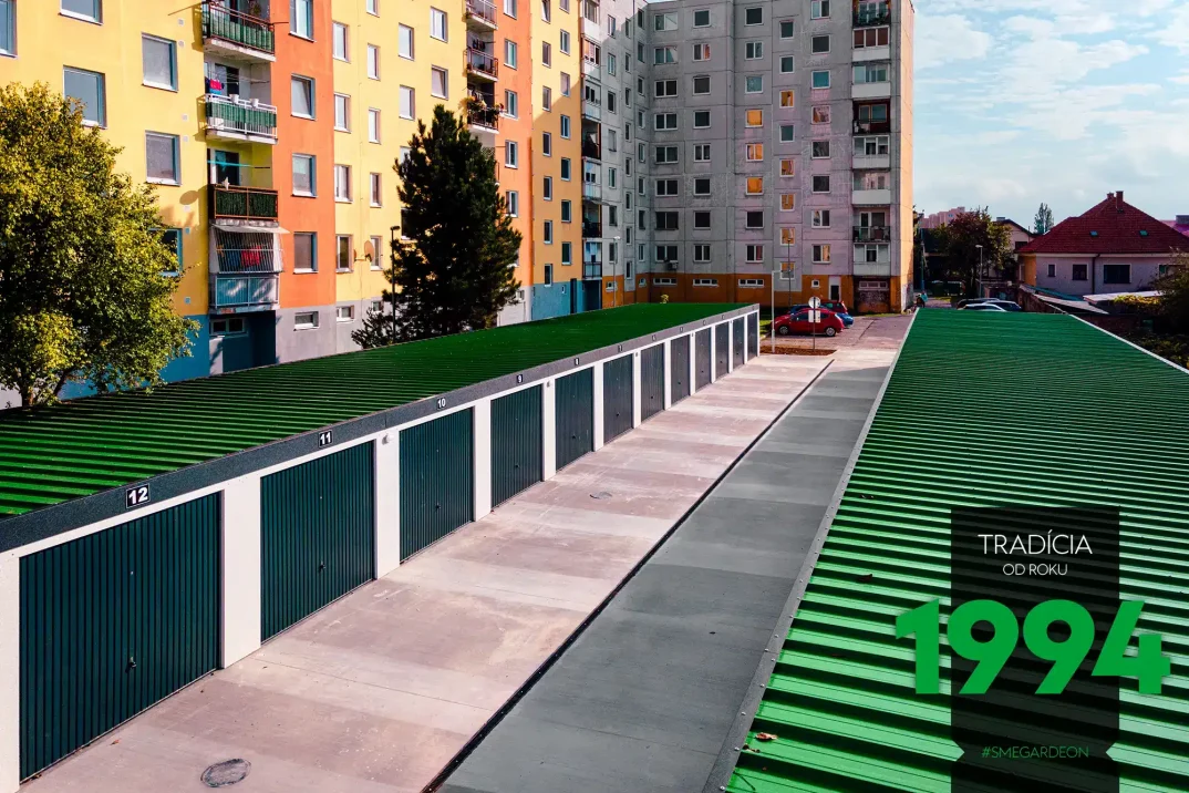 Řadové garáže v zástupu naproti sobě