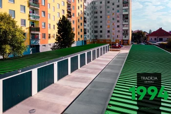 Řadové garáže v zástupu naproti sobě