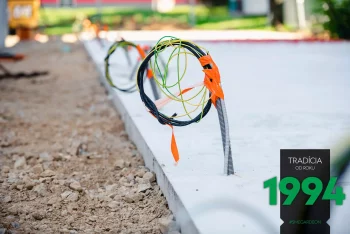 Kabely zpod podkladu