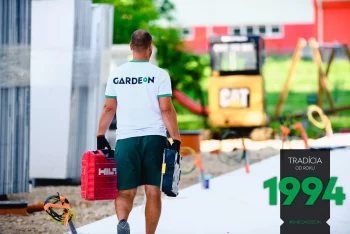 Montážník s nářadím