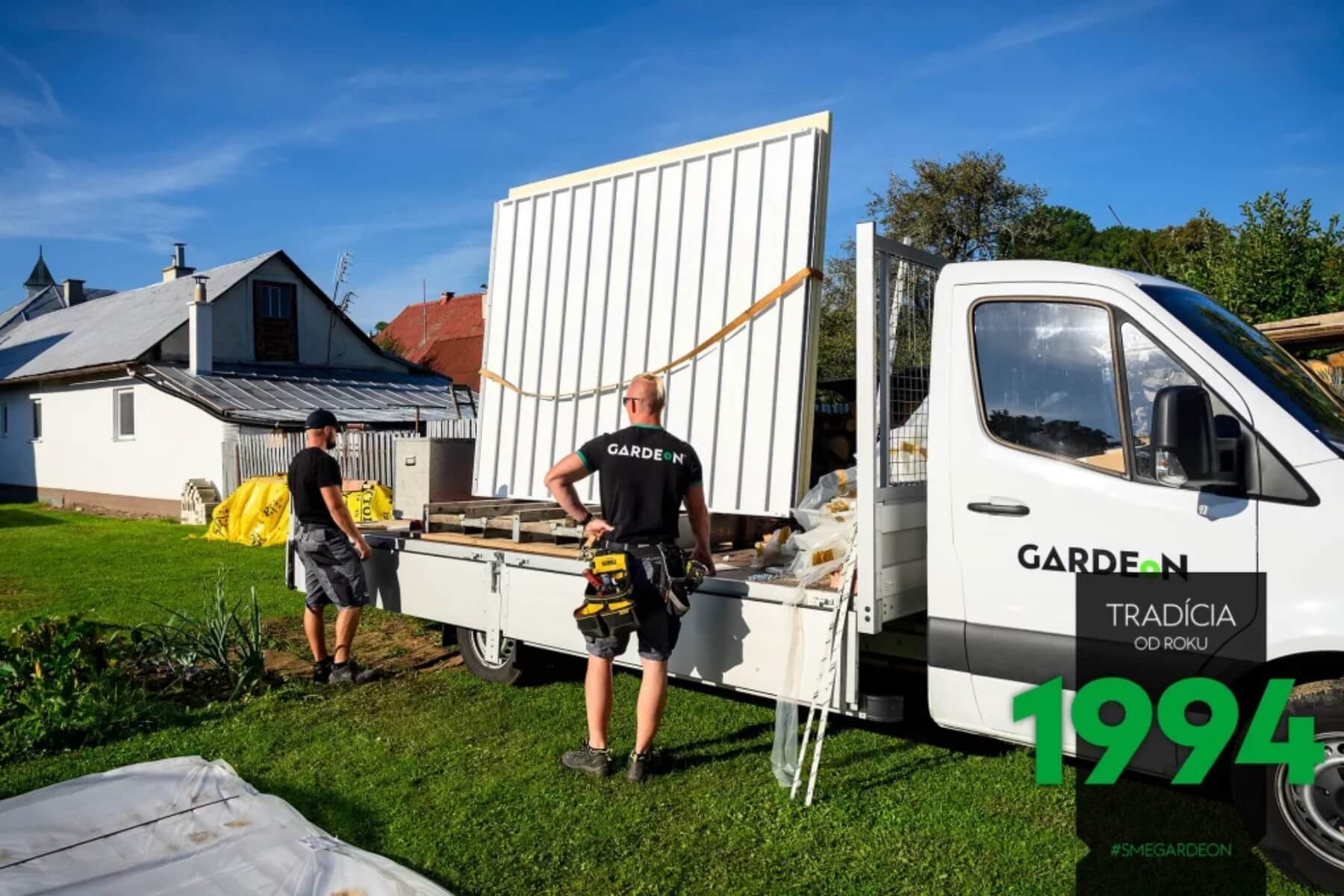 Stavba bezpečně uložená na dodávce.