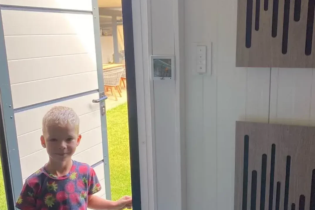 Chlapeček ve dveřích záhradního domku