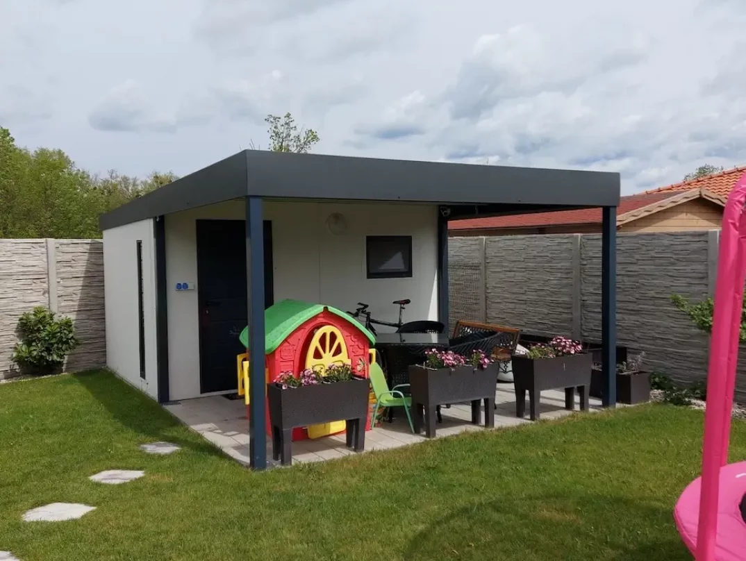 Zahradní domek s posezením a malým domečkem pro děti