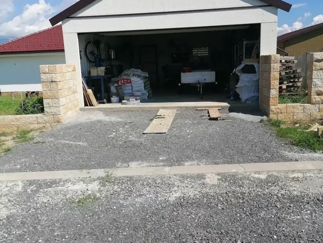 Vchod do garáže se špičatou střechou
