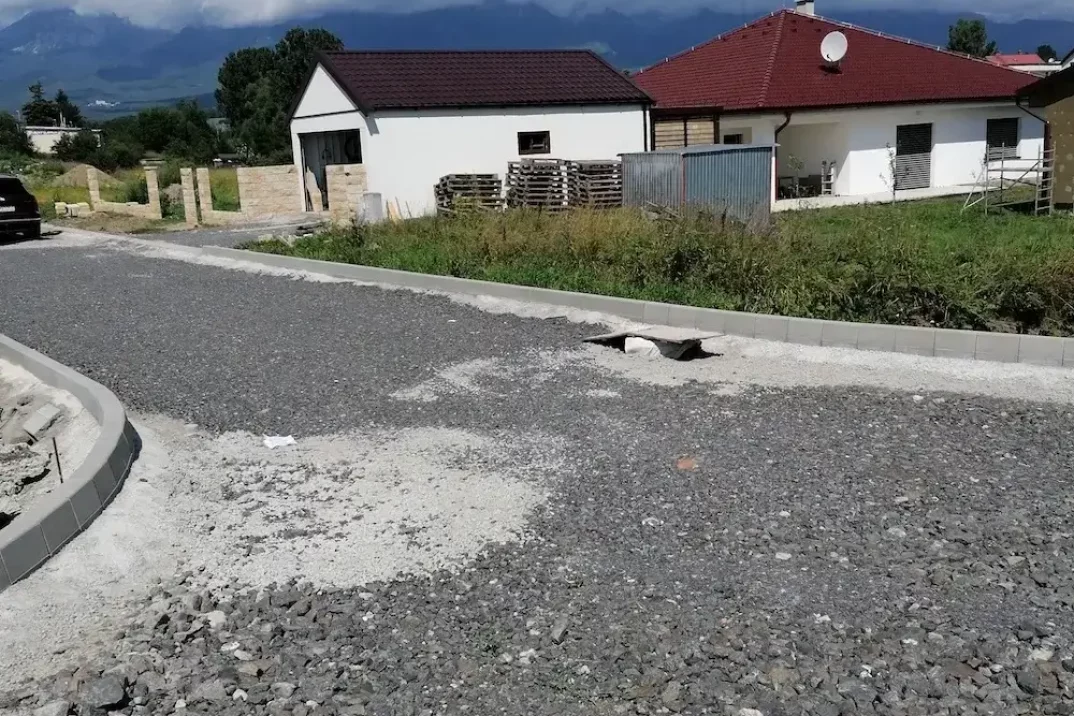 Garáž se sedlovou střechou u domu se sedlovou střechou
