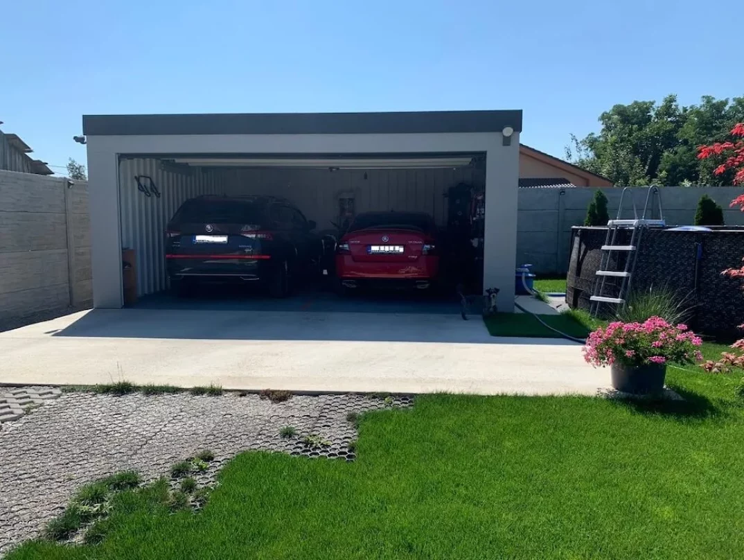 Otevřená garáž s autama