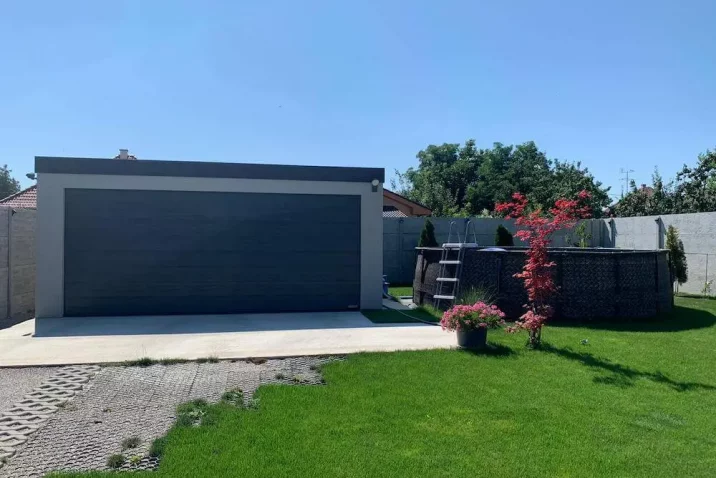 Garáž v bíle omítce na zahradě při bazénku