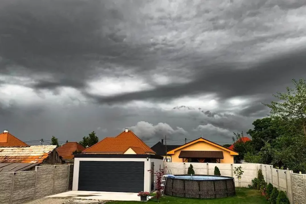 Pohled na garáž na záhradě