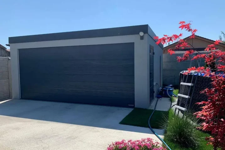 Garáž s garážovou bránou v antracite