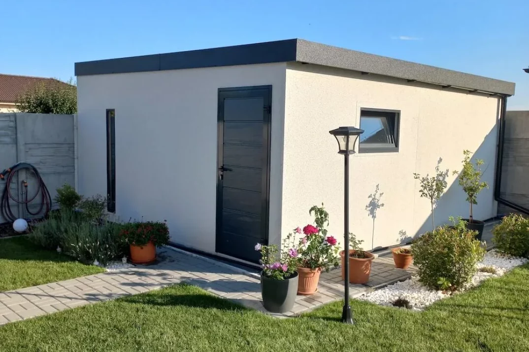 Garáž zezadu po úpravě okolí