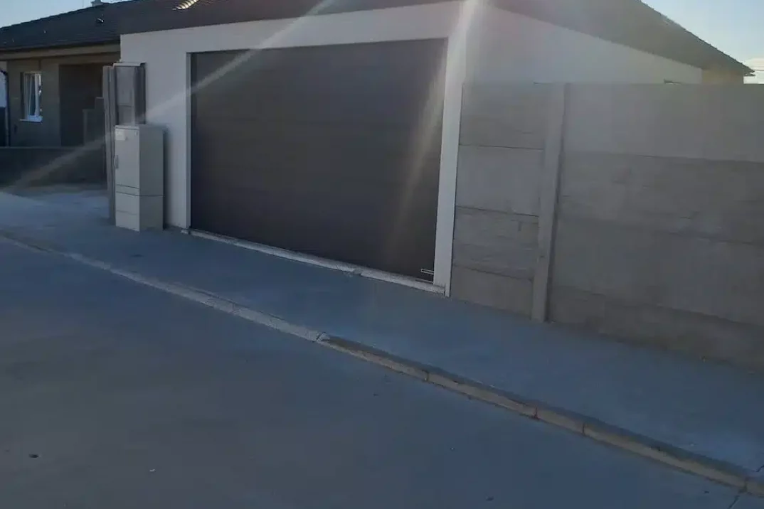 Garáž s antracitovou bránou