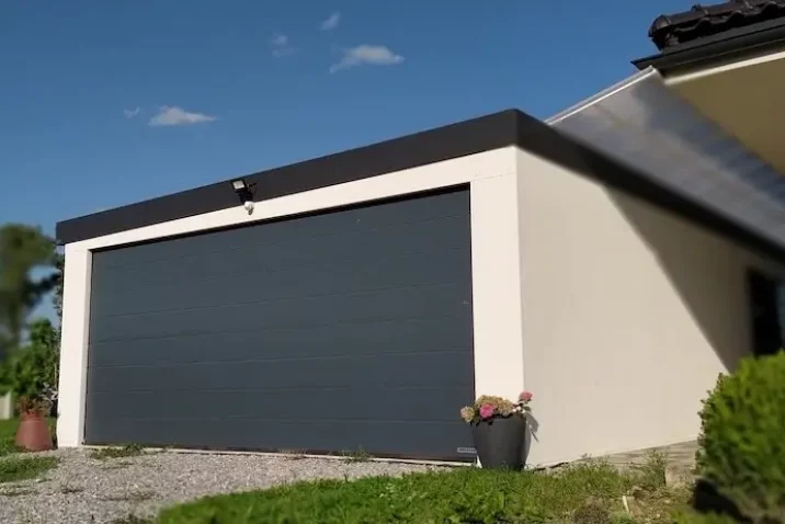 Garáž pro dvě autá v bíle omítce