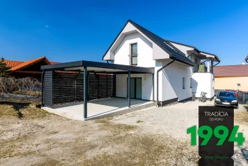 Pergola nalepená na dům