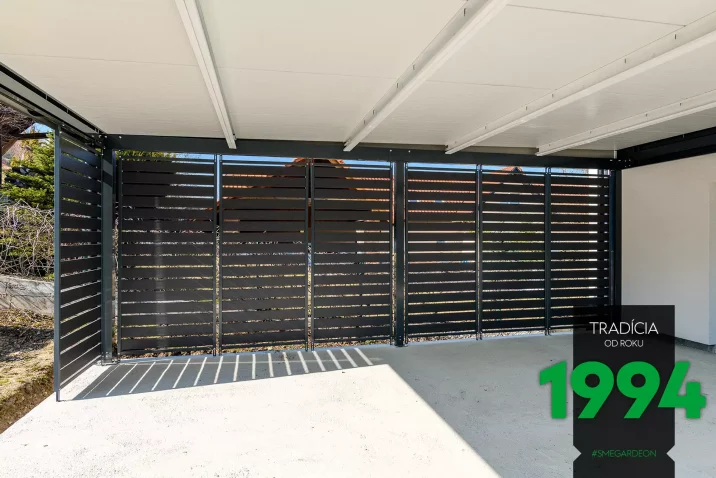 THP strop na pergole s kovovými výplněmi po stranách