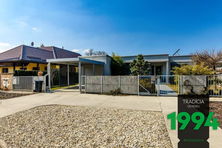 Přístřešek pro dvě auta nalepený k domu