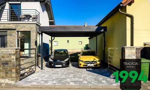 Dvě auta zaparkovaná pod přístřeškem