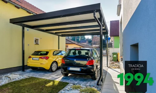 Černé a žluté auto pod přístřeškem