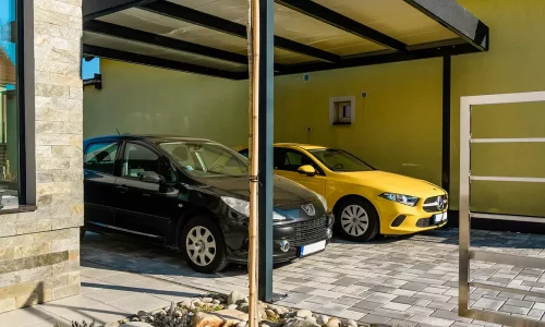 Černé a žluté auto zaparkované pod přístřeškem GARDEON