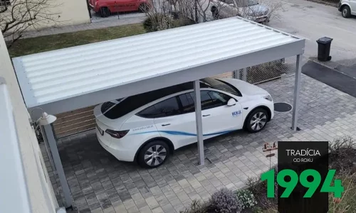 Auto zaparkované pod přístřeškem