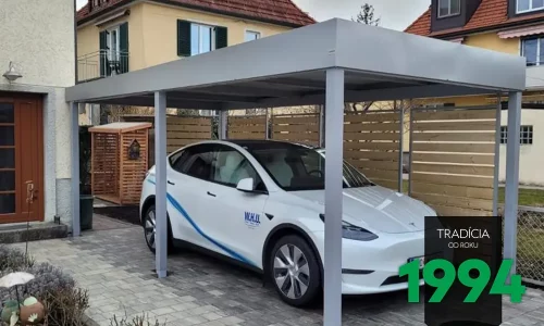 Auto Tesla pod přístřeškem