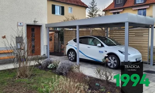 Auto zaparkované pod přístřeškem s dřevěnými výplněmi