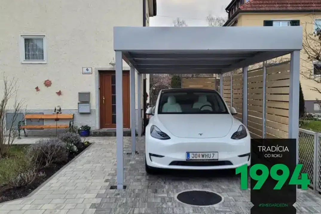 Auto pod přístřeškem pro teslu