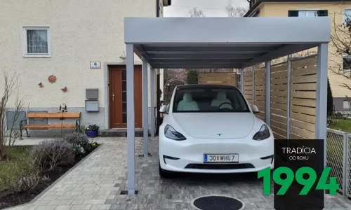 Auto pod přístřeškem pro teslu