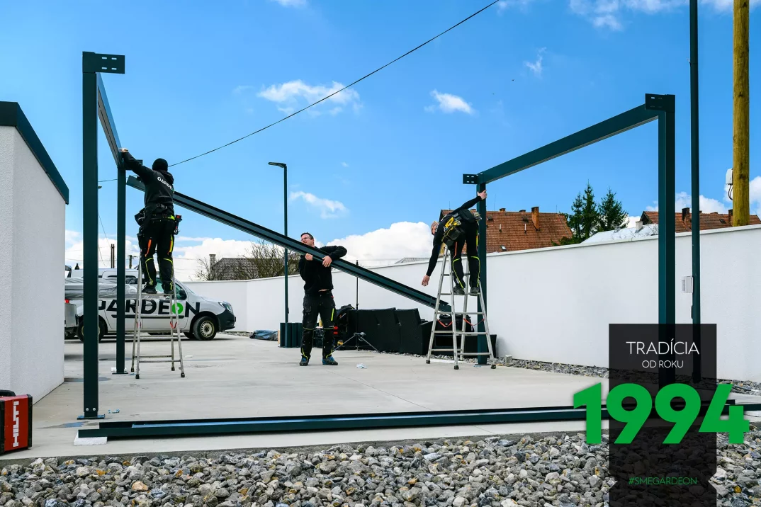 Montážníci montují pergolu