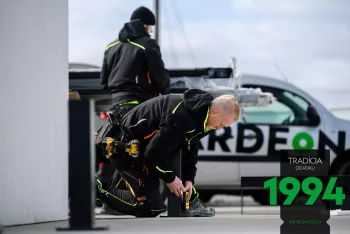 Montážník měří