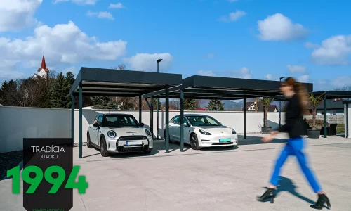Zaparkovaná auta pod přístřeškami