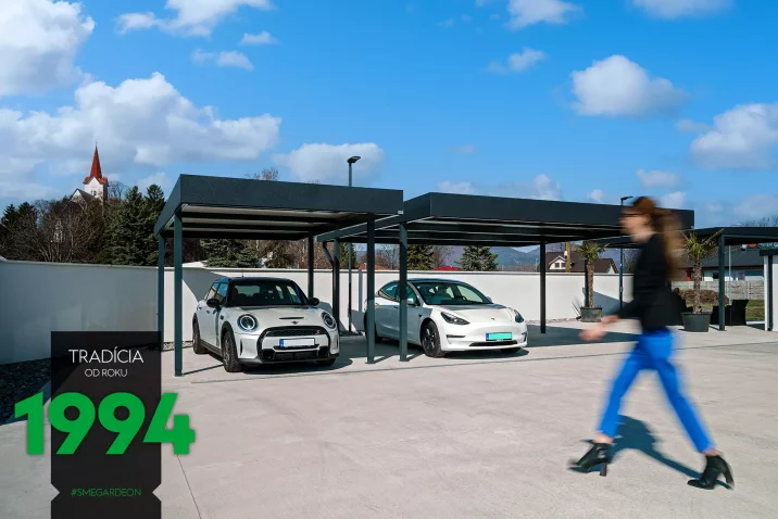 Zaparkovaná auta pod přístřeškami