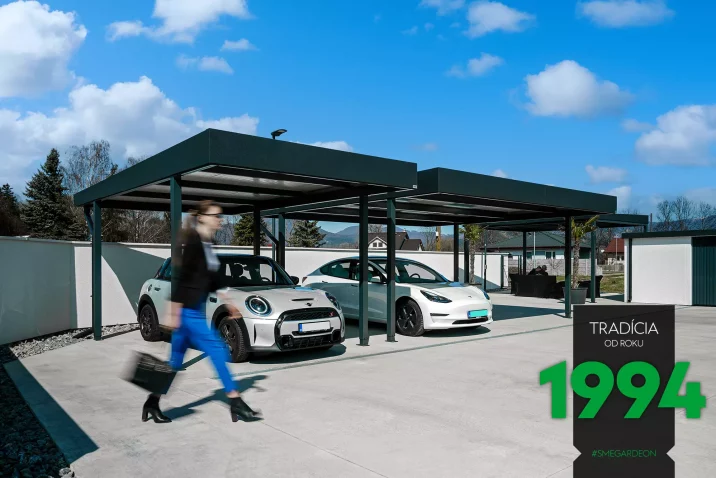 Žena při zaparkovaných autech pod přístřeškami