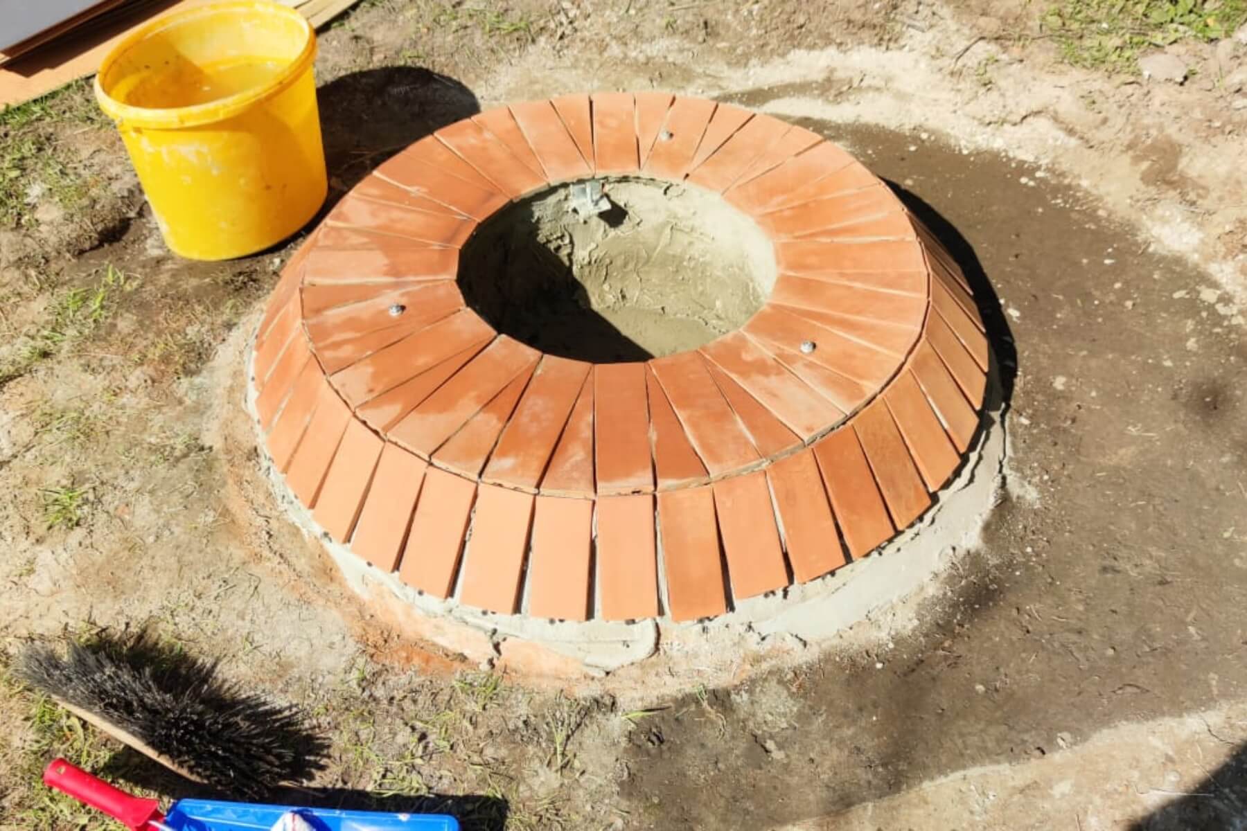 Betonování a obklad topeniště.