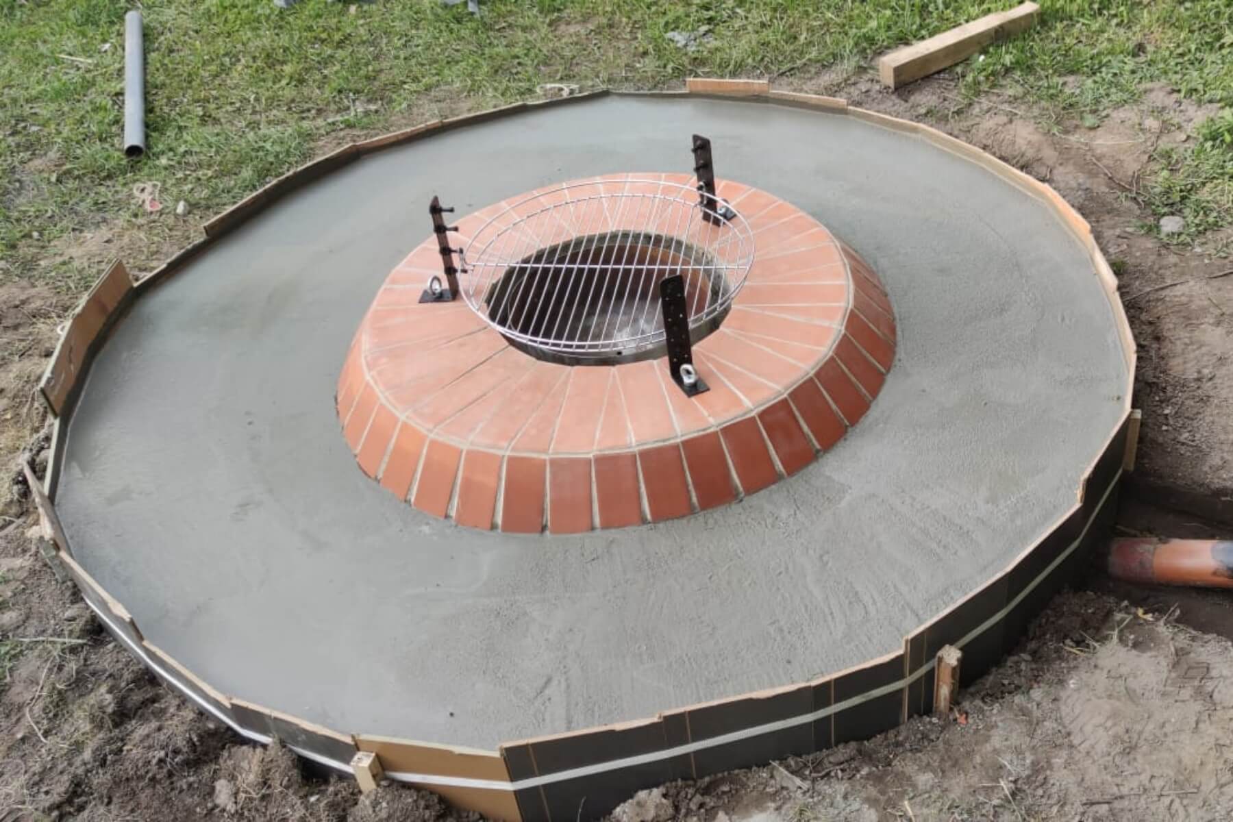 Betonování okolí topeniště.